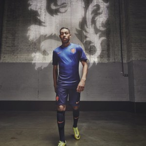 开云体育博彩-球场“铜墙铁壁”防线：最难攻破的防守巨阵，铜墙铁壁怕什么